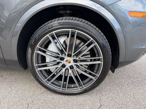 Used 2022 Porsche Cayenne AWD/4WD image 17