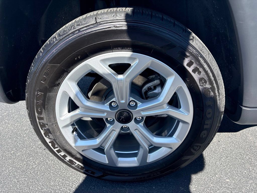 Used 2025 Jeep Compass Latitude AWD/4WD image 12