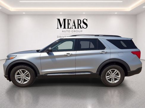 Used 2023 Ford Explorer XLT w/ Equipment Group 202A AWD/4WD image 2