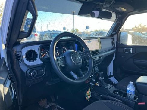 Used 2025 Jeep Gladiator Sport AWD/4WD image 2