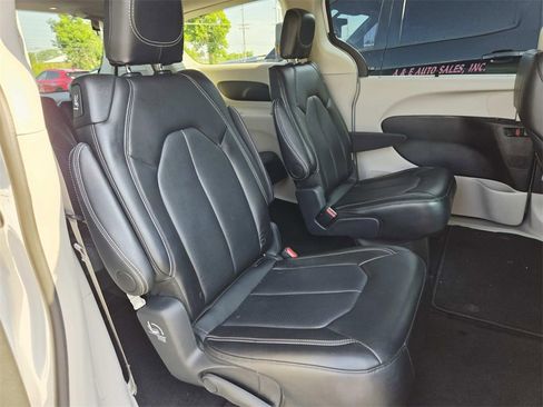 Used 2024 Chrysler Pacifica Touring-L image 16