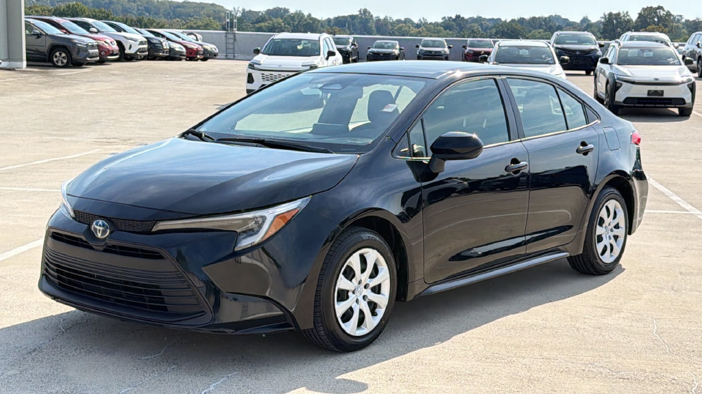 Used 2025 Toyota Corolla LE FWD image 2