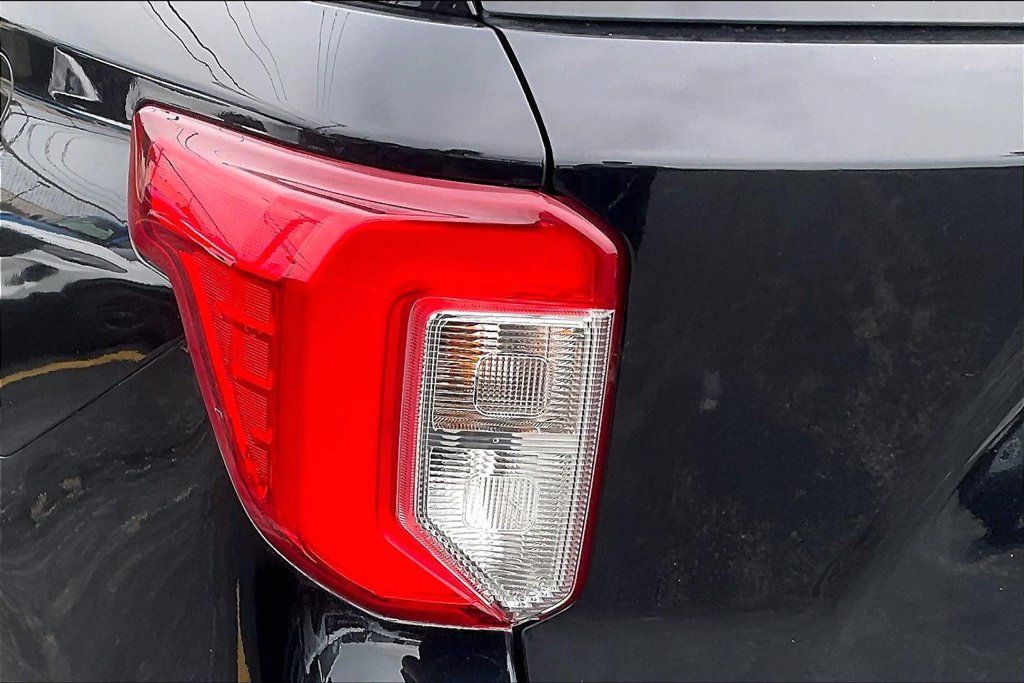 Used 2020 Ford Explorer XLT w/ Equipment Group 202A AWD/4WD image 30