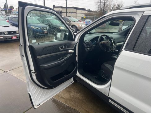 Used 2019 Ford Explorer XLT w/ Equipment Group 201A AWD/4WD image 9
