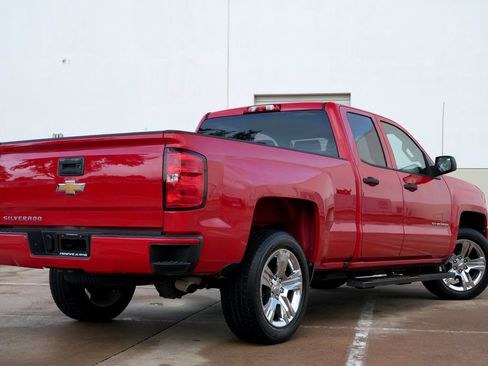 Used 2018 Chevrolet Silverado 1500 Custom w/ Custom Convenience Package RWD image 3