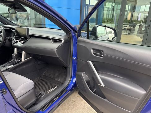 Used 2025 Toyota Corolla Cross AWD Hybrid w/ Moonroof Package image 16