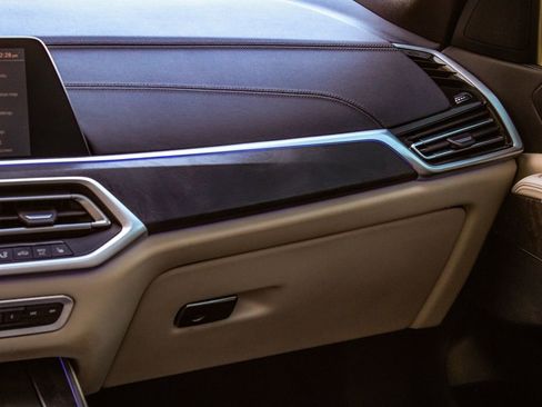 Used 2022 BMW X5 xDrive40i w/ M Sport Package image 17