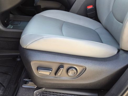 Used 2026 Toyota Sienna XLE FWD image 13