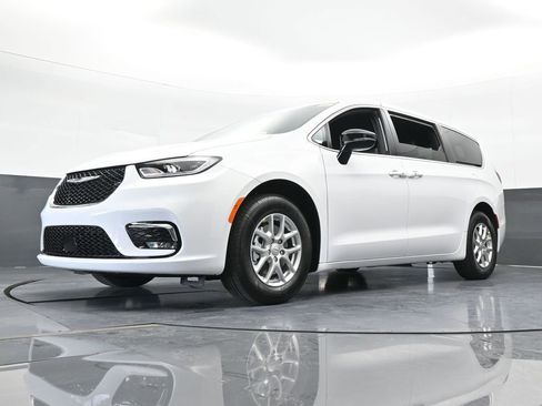 New 2026 Chrysler Pacifica Select image 48