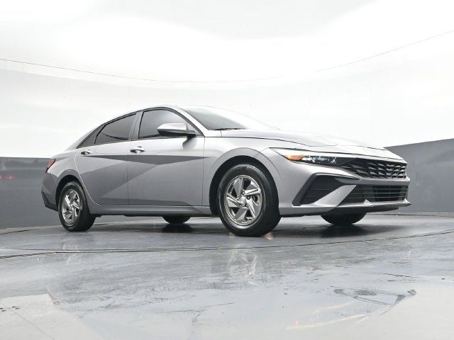 Used 2025 Hyundai Elantra SE FWD image 31