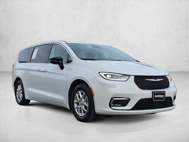 Used 2024 Chrysler Pacifica Touring-L FWD image 7