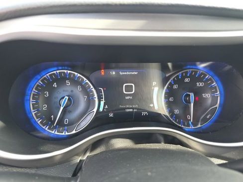 Used 2025 Chrysler Pacifica Select w/ Uconnect Theater Family Group image 9