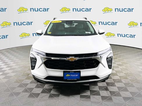 Used 2025 Chevrolet Trax LT w/ LT Convenience Package image 2