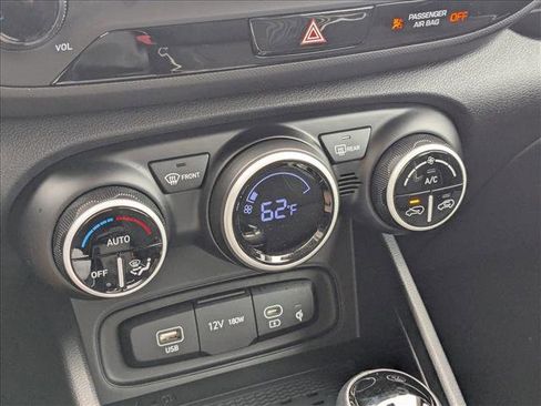 Used 2025 Hyundai Venue Limited FWD image 17