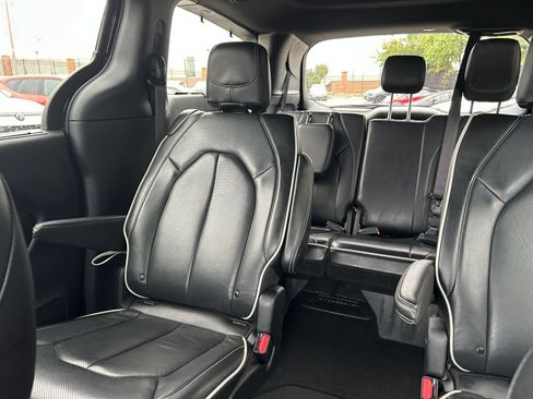 Used 2025 Chrysler Pacifica Limited FWD image 33