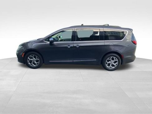 Used 2023 Chrysler Pacifica Limited FWD image 29