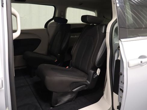 Used 2023 Chrysler Voyager LX image 12