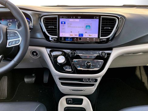 Certified 2024 Chrysler Pacifica Touring-L image 12