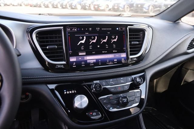 Used 2025 Chrysler Pacifica Limited FWD image 18