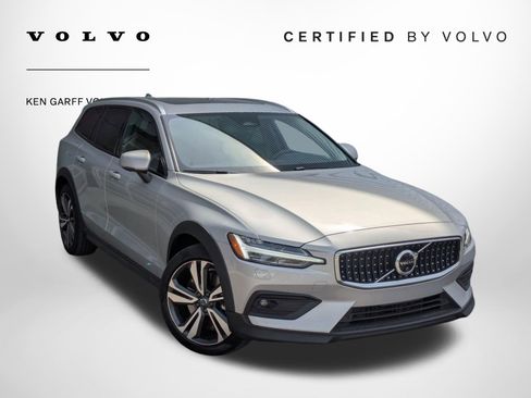 Used 2025 Volvo V60 B5 Cross Country Plus image 1