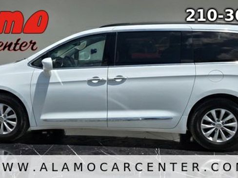 Used 2017 Chrysler Pacifica Touring-L FWD image 2