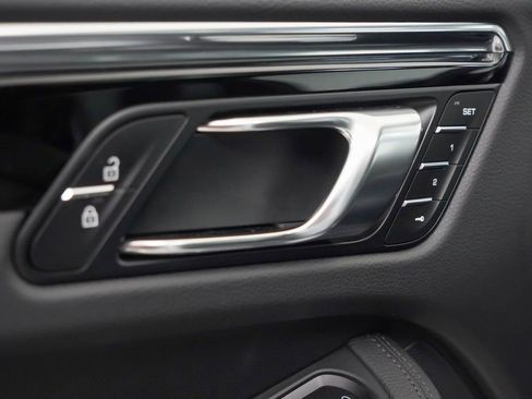 Certified 2025 Porsche Macan image 22