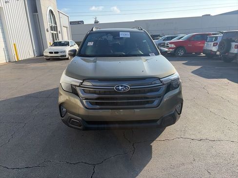 Used 2025 Subaru Forester Premium image 2