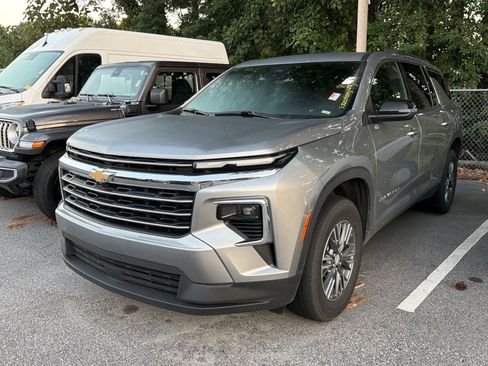 Used 2026 Chevrolet Traverse LT FWD image 1