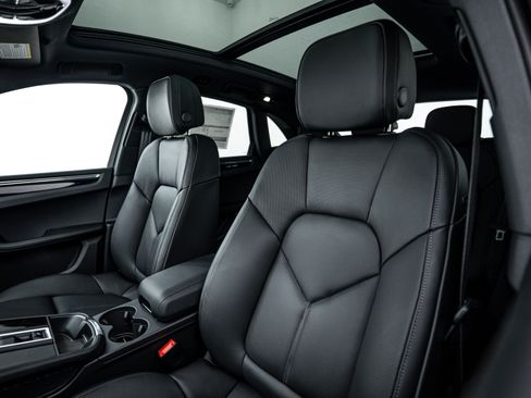 Certified 2026 Porsche Macan AWD/4WD image 21