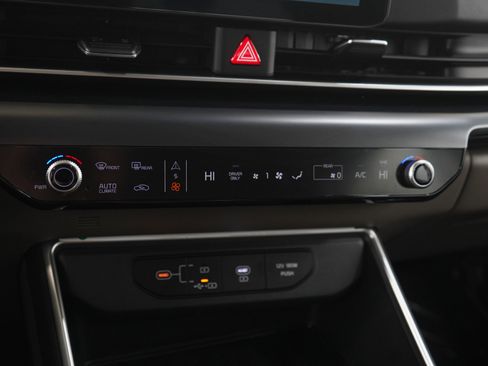 Used 2026 Kia Carnival LXS FWD image 25
