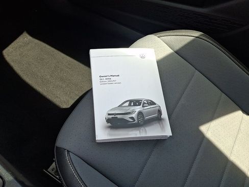 Used 2025 Volkswagen Jetta SE FWD image 25