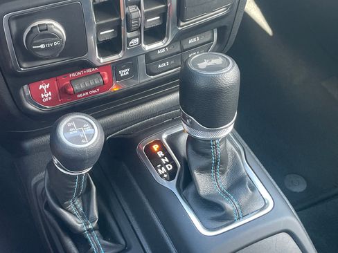 Used 2022 Jeep Wrangler Unlimited Rubicon 4xe AWD/4WD image 17