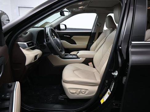Used 2022 Toyota Highlander XLE FWD image 11