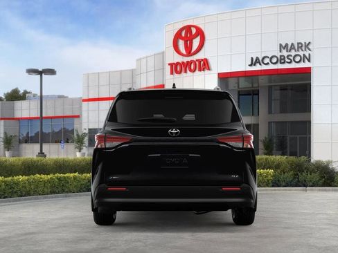 New 2026 Toyota Sienna XLE image 8