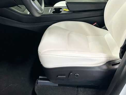 Used 2022 Tesla Model Y Long Range image 18