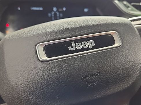 Used 2023 Jeep Grand Cherokee L Limited w/ Luxury Tech Group II AWD/4WD image 31