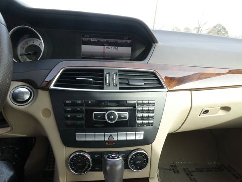 Used 2014 Mercedes-Benz C 250 Sedan image 20
