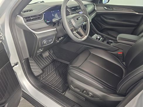 Used 2025 Jeep Grand Cherokee L Limited RWD image 11