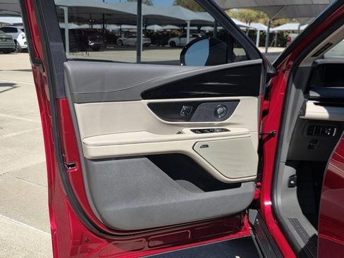 Used 2025 Lincoln Nautilus Reserve image 12