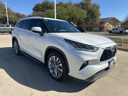 Used 2021 Toyota Highlander Platinum image 12
