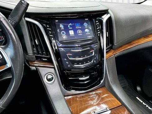 Used 2016 Cadillac Escalade Luxury image 9