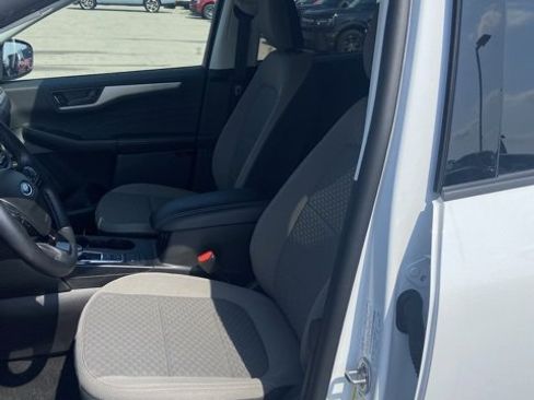 Used 2022 Ford Escape SE w/ SE Sport Appearance Package image 5