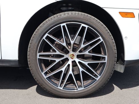Used 2024 Porsche Macan AWD/4WD image 12