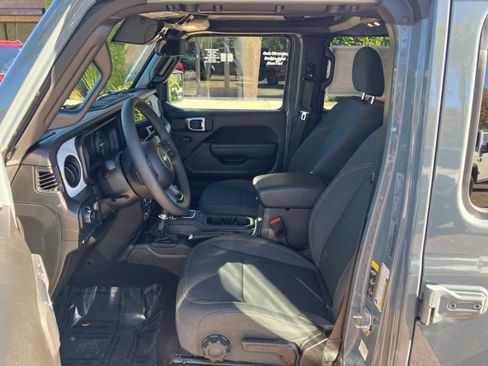 Used 2024 Jeep Wrangler Unlimited image 13