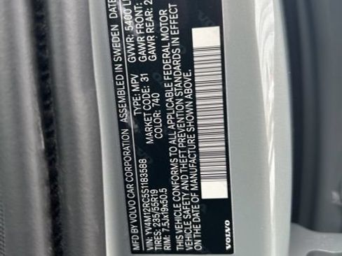 Certified 2025 Volvo XC60 B5 Plus AWD/4WD image 28