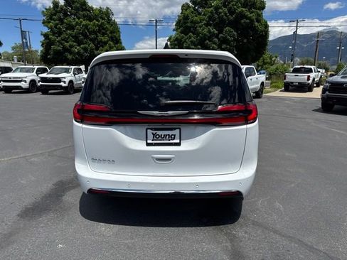 Used 2024 Chrysler Pacifica Touring-L FWD image 6