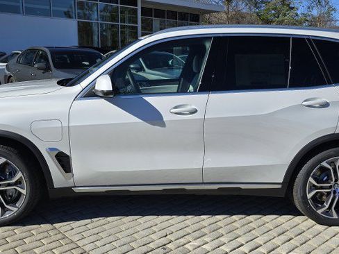 New 2026 BMW X5 xDrive50e w/ Climate Comfort Package AWD/4WD image 9