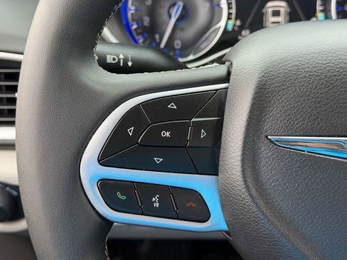 Used 2024 Chrysler Pacifica Touring-L image 13