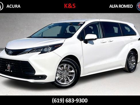 Used 2024 Toyota Sienna LE image 1