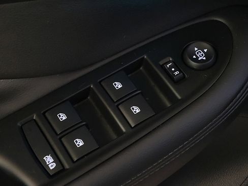 Used 2018 Buick Envision Essence FWD image 27